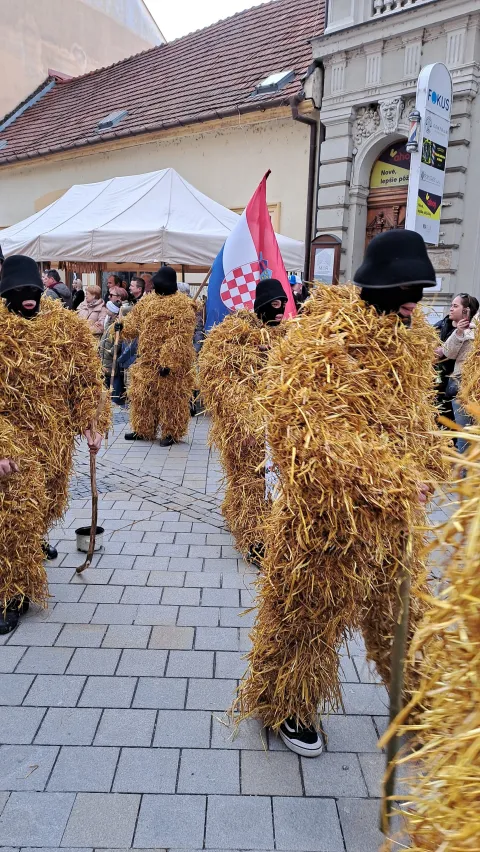Pokladni običaj slamnatih medvjeda iz Josipovca Punitovačkog u NitriVljača 2026.