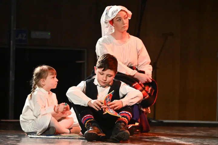 Županja, 6.2.2026. - Glazbeno-scenskom priredbom "&Scaron;penzle moje, graničarsko ruvo" te izborom najljep&scaron;e djevojke u narodnoj no&scaron;nji &Scaron;okački cvit, u Županji je u petak nave?er otvoreno 59. &Scaron;okačko sijelo, najznačajnija manifestacija tradicijske kulture Županjske Posavine. foto HINA/ Gordan Pani?/ ua