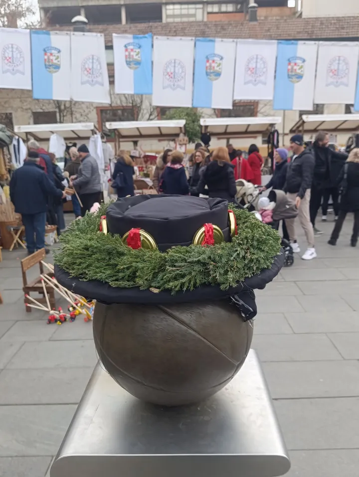 Nogometna lopta sa &scaron;okačkim &scaron;tihomfoto: Marija Le&scaron;ić Omerović