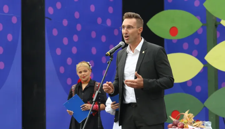 Vinkovci, 14. 09. 2025, 60. Vinkovačke jeseni. Dječji mimohod 2025. Mimohod dječjih folklornih skupina. Gradonačelnik Vinkovaca, Josip Romić.snimio GOJKO MITIĆ