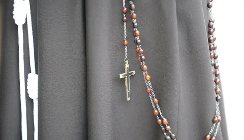 RIJEKA,09.05.2010.RIJEKATRSAT SVETI&Scaron;TE MAJKE BOŽJE ILUSTRACIJA KRIŽ, MOLITVA, MISA, VJERA, VJERNIK, FRATAR, HABIT....KRUNICA....SNIMIO SERGEJ DRECHSLER