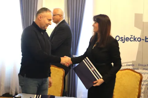 Osijek, 18. 02. 2026, Trg Ante Starečvića 2. Županija, potpisivanjej - ugorvor za rekonstrukciju i dogradnju O&Scaron; &Scaron;ečerana, Beli Manastir. Županca Nata&scaron;a Trami&scaron;ak m gradonačelnik Belog Manastira Igor Pavelić, ravnateljica O&Scaron; &Scaron;ečerana Đurđica Petrović i predstavnik izvođača radova TEHNO - ELEKTRO Petar Prodavnović.snimio GOJKO MITIĆ