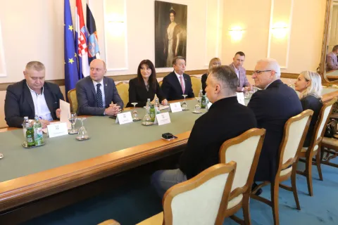 Osijek, 18. 02. 2026, Trg Ante Starečvića 2. Županija, potpisivanjej - ugorvor za rekonstrukciju i dogradnju O&Scaron; &Scaron;ečerana, Beli Manastir. Županca Nata&scaron;a Trami&scaron;ak m gradonačelnik Belog Manastira Igor Pavelić, ravnateljica O&Scaron; &Scaron;ečerana Đurđica Petrović i predstavnik izvođača radova TEHNO - ELEKTRO Petar Prodavnović.snimio GOJKO MITIĆ