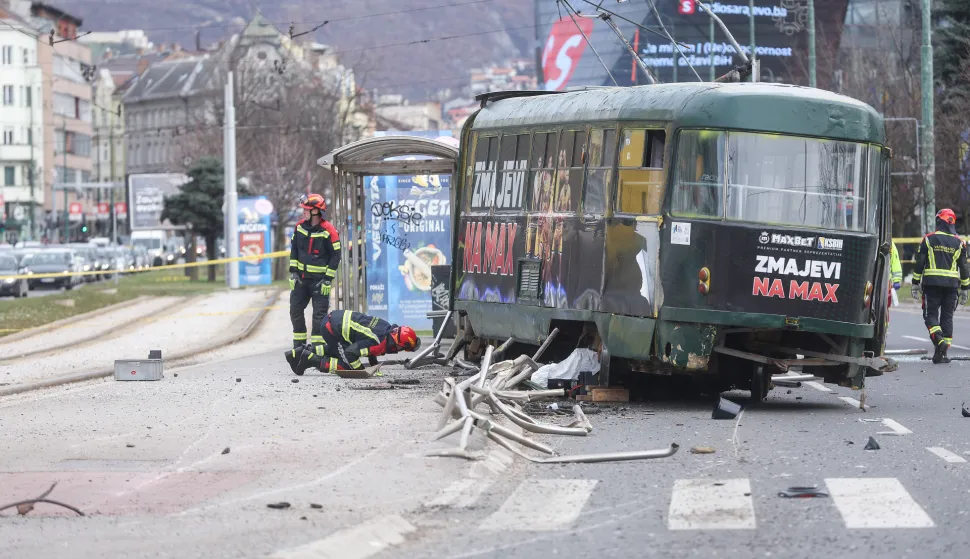 12.02.2026., Sarajevo, Bosna i Hercegovina - Na glavnoj gradskoj prometnici, u ulici Zmaja od Bosne tramvaj je iskocio iz tracnica pri cemu je ostecena i tramvajska stanica. Hitne sluzbe su na terenu, u nesreci je ozlijedjeno nekoliko osoba. Photo: Armin Durgut/PIXSELL