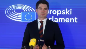 Zagreb, 18.02.2026 - Konferencija za medije na kojoj je su predstavljeni zaključci radnog posjeta izaslanstva Europskog parlamenta za Mehanizam za oporavak i otpornost Hrvatskoj. Na fotografiji voditelj parlamentarnog izaslanstva zastupnik Karlo Ressler (HDZ, EPP).foto HINA/ Denis CERIĆ /dc