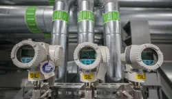 23 October 2023, Saxony, Leipzig: Pressure gauges are installed on district heating pipes in the pump hall for district heating in the new combined heat and power plant South. On the same day, Germany's first certified hydrogen power plant went into operation. The two gas turbines, each with an electrical output of 62.5 megawatts, are suitable for burning hydrogen. A 60-meter-high hot water storage tank with 43,000 cubic meters of water and solar collectors for hot water production are to guarantee Co2-free supply security for the city. According to the municipal utility, however, it will not be possible to supply electricity and heat with green hydrogen and synthetic fuels in the required quantities and at affordable prices on the market until 2025. Photo: Jan Woitas/dpa Photo: Jan Woitas/DPA