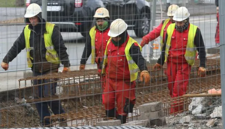 Osijek, 24. 01. 2024, Europska Avenija, strani radnici na gradislistu tramvajske pruge u Osijeku.snimio GOJKO MITIĆ