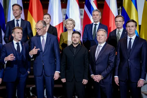 15 December 2025, Berlin: French President Emmanuel Macron (front l-r), German Chancellor Friedrich Merz (CDU), Volodymyr Zelensky, President of Ukraine, Steve Witkoff, Special Envoy of the United States, Jared Kushner, entrepreneur and former Chief Advisor to the President of the United States, and Mark Rutte (back l-r), Secretary General of NATO, Mette Frederiksen, Prime Minister of Denmark, Ursula von der Leyen, President of the European Commission, Dick Schoof, Prime Minister of the Netherlands, and Ulf Kristersson, Prime Minister of Sweden, stand together for a group photo at the beginning of the Ukraine summit in the Federal Chancellery. Discussions on a possible peace in Ukraine take place in Berlin. Photo: Kay Nietfeld/dpa-Pool/dpa Photo: Kay Nietfeld/DPA