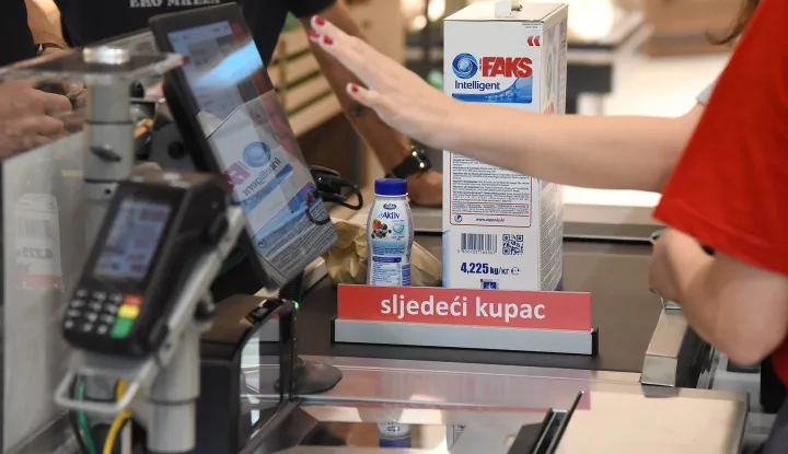 RIJEKA,24.07. 2025. RIJEKAKANTRIDA OTVARANJE NOVI MARKET TOMMY ILUSTRACIJA TRGOVINA POTROSACKA KOSARICA KUPAC KUPCI MALOPRODAJA CIJENA CIJENE PREHRANA KUPOVINA POSKUPLJENJE HRANA TRGOVACKI LANAC PDV POREZ KUCNE POTREPSTINE...AKCIJA SNIZENJE...NA FOTO: KASA BLAGAJNA BLAGAJNICASNIMIO SERGEJ DRECHSLER