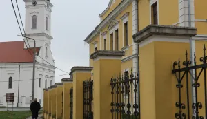 Dalj, 10. 11. 2025, Dan općine Erdut. Prilog. Zgrada PORC-a i u pozadini Pravoslvna crkva.snimio GOJKO MITIĆ