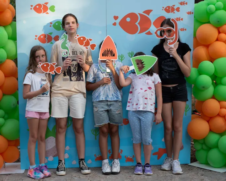 Zagreb, 19. veljače 2026. &ndash; Trgovački lanac Studenac, u sklopu svoje dru&scaron;tveno odgovorne platforme "Narančasta ribica", treću godinu u nizu poziva samohrane roditelje da prijave svoju djecu na besplatno ljetovanje.