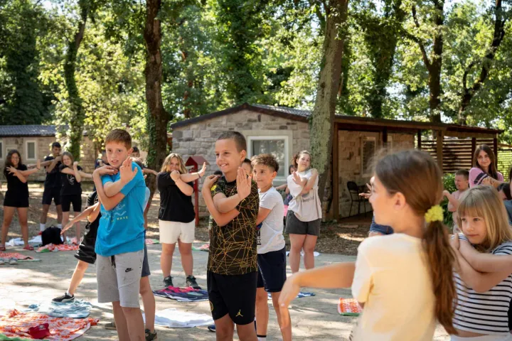 Zagreb, 19. veljače 2026. &ndash; Trgovački lanac Studenac, u sklopu svoje dru&scaron;tveno odgovorne platforme "Narančasta ribica", treću godinu u nizu poziva samohrane roditelje da prijave svoju djecu na besplatno ljetovanje.