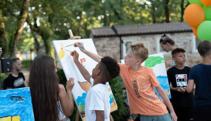 Zagreb, 19. veljače 2026. &ndash; Trgovački lanac Studenac, u sklopu svoje dru&scaron;tveno odgovorne platforme "Narančasta ribica", treću godinu u nizu poziva samohrane roditelje da prijave svoju djecu na besplatno ljetovanje.