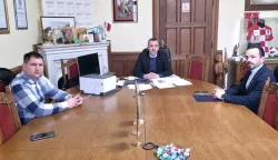 DONJI MIHOLJACDržavni tajnik Ministarstva prostornog uređenja&nbsp;Dario Ti&scaron;ov boravio je u posjetu Donjem Miholjcu i Podravskoj Moslavini te održao radni sastanak s gradonačelnikom Draženom Trcovićem i načelnikom općine Dominikom Cerićem. Tema je bila stambeno zbrinjavanje mladih i mladih obitelji te provedba državnih programa na potpomognutim područjima.VELJAČA 2026.