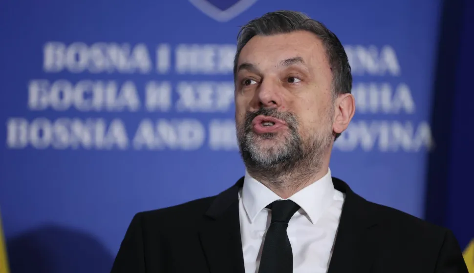 Sarajevo, 17.3.2025.- Ministar vanjskih poslova BiH Elmedin Konakovi? ocijenio je u ponedjeljak kako se trenuta?na politi?ka kriza u njegovoj zemlji mo?e rije?iti samo na dva na?ina, odnosno ili uhi?enjem predsjednika Republike Srpske Milorada Dodika ili njegovim bijegom iz BiH. Na slici Elmedin Konakovi? nakon sjednice Vije?a ministara BiH. foto HINA/ FENA/ Hazim Aljovi?/ ua