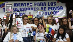 Lawyer Zimaru Fuentes (C) speaks accompanied by relatives and legal representatives of oil workers detained in Venezuela during a press conference in Caracas on February 18, 2026. (Photo by Pedro MATTEY/AFP)