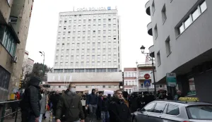 Sarajevo, 15.2.2026.- Prosvjed gra?ana u Sarajevu ispred Zemaljskog muzeja Bosne i Hercegovine povodom tragi?ne tramvajske nesre?e u kojoj je ?ivot izgubio 23-godi?nji student iz Br?kog Erdoan Moranki?, a te?ko povrije?ena 17-godi?nja u?enica Ella Jovanovi?. foto HINA/ FENA/ Amer Kajmovi?/ ua