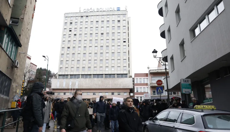 Sarajevo, 15.2.2026.- Prosvjed gra?ana u Sarajevu ispred Zemaljskog muzeja Bosne i Hercegovine povodom tragi?ne tramvajske nesre?e u kojoj je ?ivot izgubio 23-godi?nji student iz Br?kog Erdoan Moranki?, a te?ko povrije?ena 17-godi?nja u?enica Ella Jovanovi?. foto HINA/ FENA/ Amer Kajmovi?/ ua