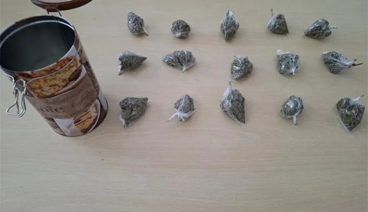 Jučer, 20. veljače, policijski službenici kriminalističke policije Policijske uprave virovitičko-podravske, uz kori&scaron;tenje službenog psa za detekciju droga te temeljem naloga Županijskog suda u Bjelovaru, proveli su pretragu doma i drugih prostora gdje prebiva i kojim se koristi 28-godi&scaron;nji mu&scaron;karac s područja grada Virovitice.