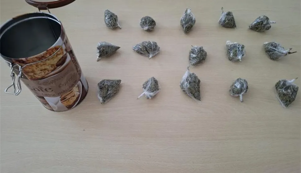 Jučer, 20. veljače, policijski službenici kriminalističke policije Policijske uprave virovitičko-podravske, uz kori&scaron;tenje službenog psa za detekciju droga te temeljem naloga Županijskog suda u Bjelovaru, proveli su pretragu doma i drugih prostora gdje prebiva i kojim se koristi 28-godi&scaron;nji mu&scaron;karac s područja grada Virovitice.