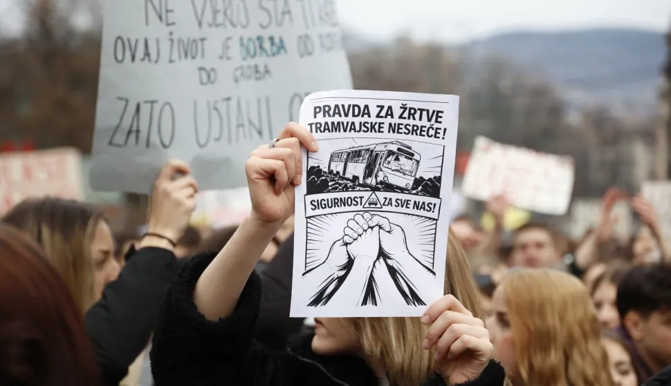 Sarajevo, 16.2.2026.- Najmanje dvije tisu?e ljudi u ponedjeljak je u Sarajevu sudjelovalo u novom, tre?em prosvjednom okupljanju organiziranim nakon tragi?ne prometne nesre?e u kojoj je u iskliznu?u tramvaja s tra?nica poginuo 23-godi?njak, a te?ko ozlije?ena 17-godi?nja u?enica. foto HINA/ FENA/ Almir Razi?/ ua