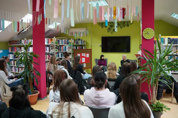 MAGAZINJelena Živić srednjo&scaron;kolcima predstavila svoj roman "Haglovi" &ndash; novosti.hr