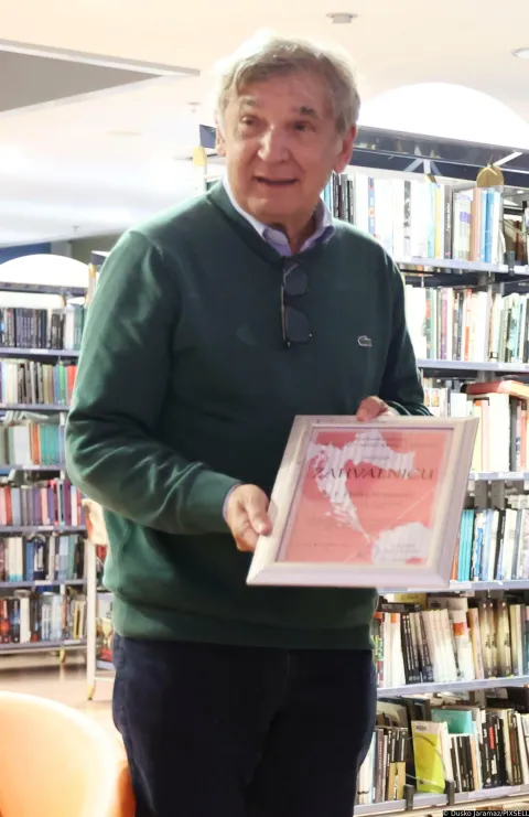 28.10.2024.,Sibenik-U gradskoj knjiznici Juraj Sizgoric u Sibeniku autor knjige (Dis)kontinueti ili ponavljanje povijesti Zlatko Kramaric promovirao je svoje autorsko djelo,trecu promocijupred sibenskom publikom.Organizator je Hrvatsko-makedonska tangenta.Kramaric je aktualni hrvatski veleposlanik u Albaniji a poznati makedonist.Pokrovitelj promocije je Savjet za nacionalne manjine u RH.Moderator promocije,sibenski novinar Nikola Urukalo,Photo: Dusko Jaramaz/PIXSELL Photo: Dusko Jaramaz/PIXSELL