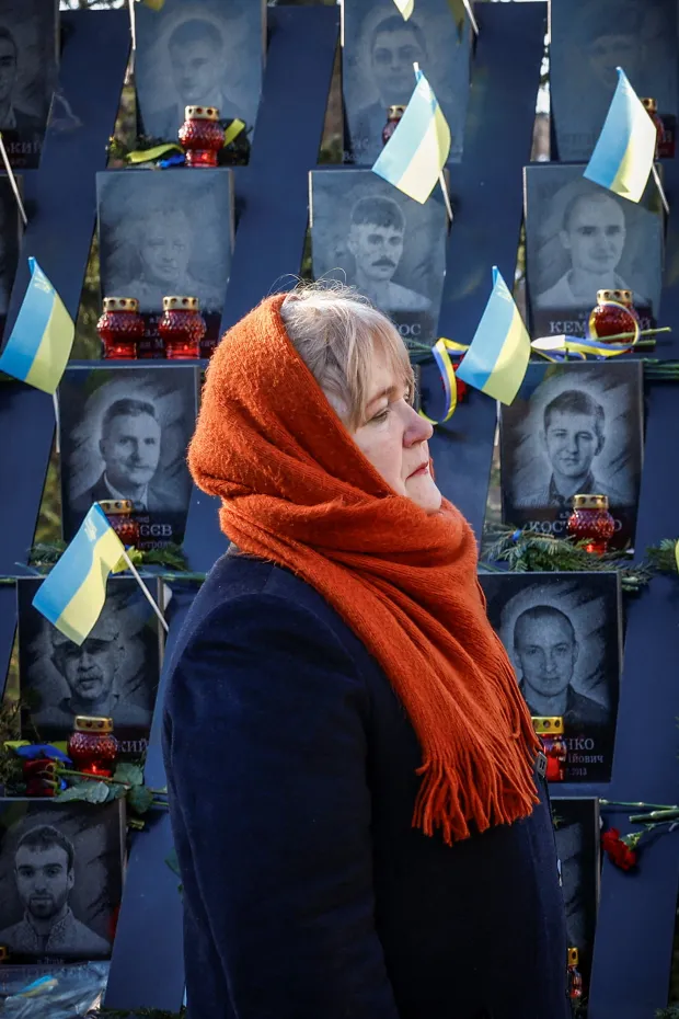 A woman visits the monument to the so-called "Heavenly Hundred", the people killed during the Ukrainian pro-European Union (EU) mass demonstrations in 2014, to mark the 12th anniversary of the end of the uprising, amid Russia's attack on Ukraine, in Kyiv, Ukraine February 20, 2026. REUTERS/Alina Smutko Photo: ALINA SMUTKO/REUTERS