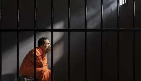 Middle aged man spending time in jailzatvor ilustracijafreepik