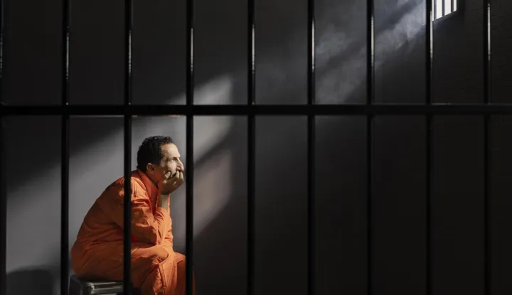 Middle aged man spending time in jailzatvor ilustracijafreepik