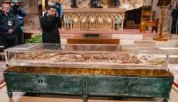 Assisi - The historic and prolonged public display of the mortal remains of St. Francis in the Lower Basilica begins. The remains of the Poverello are displayed in front of the altar in a glass case. (Photo by emanuela bianconi/ipa-agency.net/IPA/Sipa USA) Photo: IPA/SIPA USA