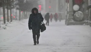 A man walks during a heavy snowfall in Moscow on February 16, 2026. (Photo by HECTOR RETAMAL/AFP)moskva, zima