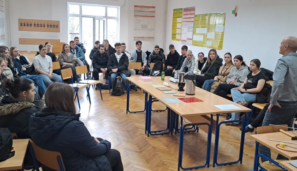 Dani otvorenih vrata Sveučili&scaron;ta Josipa Jurja Strossmayera: Srednjo&scaron;kolci zavirili u svijet fizike, pozvani da ju studiraju