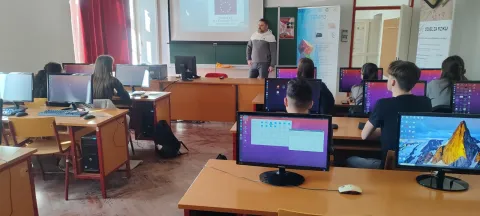 Dani otvorenih vrata Sveučili&scaron;ta Josipa Jurja Strossmayera: Srednjo&scaron;kolci zavirili u svijet fizike, pozvani da ju studiraju