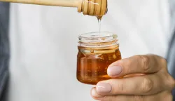 med, teglica, medari, žlica za med, honeyfreepik