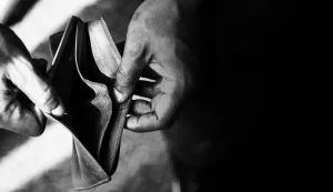 Man checking his empty walletilustracija novac zabrinutost depresija bankrot freepik prazan novcanik