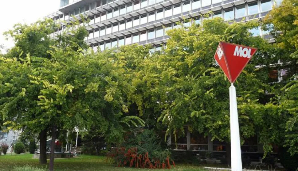 Zagreb, 21.01.2015. - Mađarski MOL reagirao je u srijedu na pisma koja je ministar gospodarstva Ivan Vrdoljak uputio Upravi i Nadzornom odboru (NO) Ine zatraivi objanjenja u vezi rafinerija, ustvrdivi da tim "ispolitiziranim pismima" postaje jasnije nego ikada koja strana potkopava pregovore oko Ine. Arhivska fotografija od 10.10.2013. godine prikazuje sjedite tvrtke MOL u Budimpeti.foto HINA/Darko VLAHOVIĆ/ mm