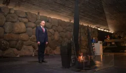 ZAGREB, 24. veljače 2026. (Hina) - Ministar obrane Ivan Anu&scaron;ić odao je u utorak počast žrtvama Holokausta tijekom posjeta memorijalnom centru Yad Vashem u Izraelu, podsjećajući na razmjere "povijesnog zla nacizma" tijekom kojeg je ubijeno &scaron;est milijuna Židova.