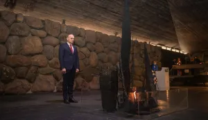 ZAGREB, 24. veljače 2026. (Hina) - Ministar obrane Ivan Anu&scaron;ić odao je u utorak počast žrtvama Holokausta tijekom posjeta memorijalnom centru Yad Vashem u Izraelu, podsjećajući na razmjere "povijesnog zla nacizma" tijekom kojeg je ubijeno &scaron;est milijuna Židova.