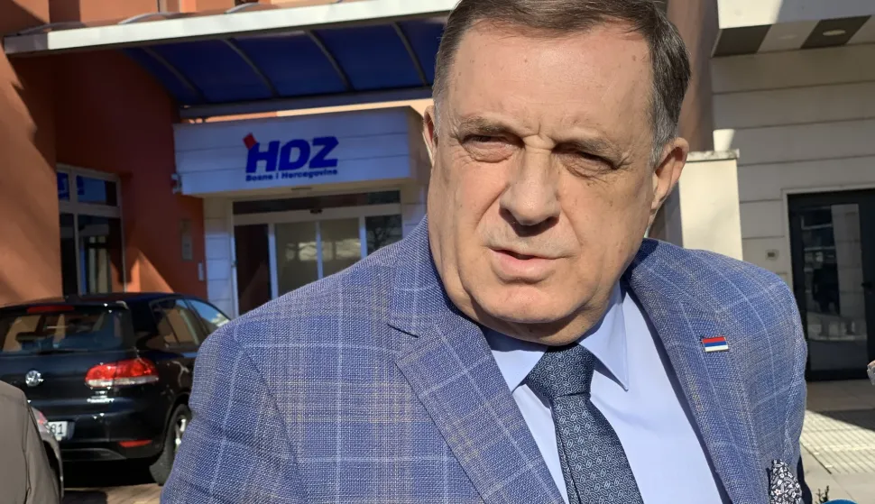 Mostar, 03.03.2025. - U Mostaru su se nenajavljeno sastali lideri HDZ-a BiH Dragan Čović i SNSD-a Milorad Dodik. Nakon zavr&scaron;etka sastanka, Dodik je izjavio da će ministri SNSD-a podržati proračun na sutra&scaron;njoj sjednici Vijeća ministara, ali ne i zakon o Sudu BiH i VSTV-u BiH. Sastanak je održan nedugo nakon presude Dodiku i odluka vlasti RS-a kojim se osporavaju državne institucije u BiH. Na fotografiji Milorad Dodik. foto HINA/ Zoran Kre&scaron;ić/ zk