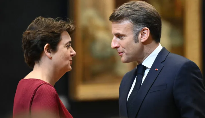 (FILES) France's President Emmanuel Macron (R) talks to Director of the Louvre Museum, Laurence des Cars, at the Louvre museum in Paris on January 28, 2025. The president of the Louvre, Laurence des Cars, submitted on Februrary 24, 2026 her resignation to France's president, who accepted it, hailing it as an "act of responsibility." The museum, shaken in particular by a spectacular burglary on October 19, "needs" a "new impetus," the Elysee Palace indicated. (Photo by Bertrand GUAY/POOL/AFP)/RESTRICTED TO EDITORIAL USE - MANDATORY MENTION OF THE ARTIST UPON PUBLICATION - TO ILLUSTRATE THE EVENT AS SPECIFIED IN THE CAPTION