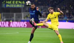 Inter Milan's Swiss defender #25 Manuel Akanji (L) and Bodo/Glimt's Norwegian forward #11 Ole Didrik Blomberg fight for the ball during the UEFA Champions League second-leg play-off football match between Inter Milan and Bodo/Glimt at San Siro stadium in Milan, northern Italy, on February 24, 2026. (Photo by PIERO CRUCIATTI/AFP)
