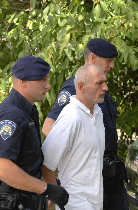 Tenja, 03. 09. 2025., Ulica Matije Vlačića 80, ubojstvo, policija, očevid, privođenje; osumnjičeni; osumnjičenikSNIMIO BRUNO JOBST