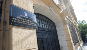 Zagreb, 30.04.2025 - Pripadnici policije u policijskom kombiju privode osumnjičene u USKOK, u slučaju Hipodrom. Na slici zgrada, ulaz, vrata, ploča, tabla, USKOK.foto HINA/ Damir SENČAR/ ds