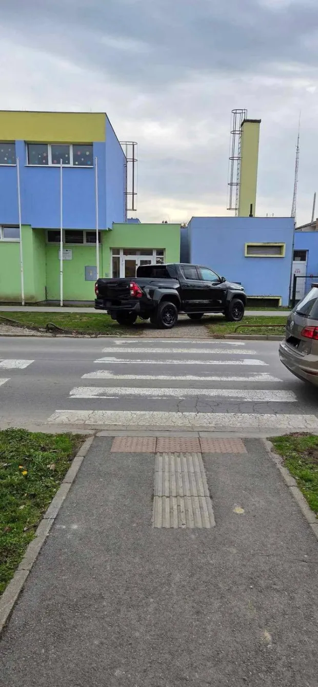 Bahati vozači parkiraju gdje god hoće i nije ih briga