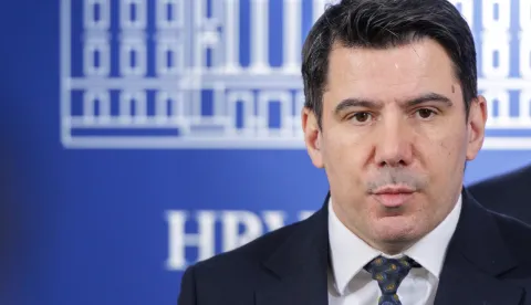 Zagreb, 25.02.2026. - Saborski zastupnik i predsjednik Mosta, Nikola Grmoja i gradska vijećnica Mosta u Rijeci, Petra Mandić održali su konferenciju za medije s temom "Pravne i etičke dvojbe surogat-majčinstva u Hrvatskoj".Na fotografiji Nikola Grmoja.foto HINA/ Edvard &Scaron;U&Scaron;AK