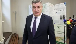 Zagreb, 28.01.2026 - Predsjednik Republike Zoran Milanović posjetio je Fakultet kemijskog inženjerstva i tehnologije Sveučili&scaron;ta u Zagrebu. Sastao se sa članovima Uprave Fakulteta te obi&scaron;ao znanstvene i studentske laboratorije uz predstavljanja istraživanja. Na slici predsjednik Milanović dao je izjavu za medije.foto HINA/ Damir&nbsp;SENČAR/&nbsp;ds