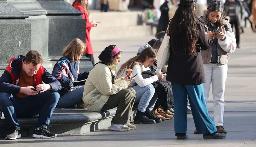 08.01.2023., Zagreb, - Prohladno i vjetrovito jutro zagrepcani iskoristili za setnju gradom, nabavku namirnica i ispijanja kavica na suncu.  Photo: Marko Prpic/PIXSELL