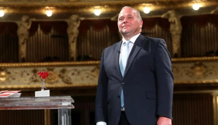 28.04.2020., Zagreb - Dodjela Vecernjakove ruze za 2019. godinu, najvaznije i najstarije medijske nagrade u Hrvatskoj odrzana je i ove godine na dosad nevidjeni nacin. Zbog pandemije koronavirusom odrzana je u Hrvatskom narodnom kazalistu bez gostiju, nominiranih i publike. Nominirani, dobitnici prezenteri javljali su se videovezom iz svojih domova, a u HNK su bili samo voditelji te ekipa HRT-a koja je radila prijenos. Glavni ravnatelj HRT-a Kazimir BacicPhoto: Boris Scitar/Vecernji list/PIXSELL