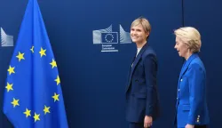 epa12020168 European Commission President Ursula von der Leyen (R) welcomes Prime Minister of Iceland Kristrun Frostadottir ahead of their meeting in Brussels, Belgium, 09 April 2025. EPA/OLIVIER HOSLET
